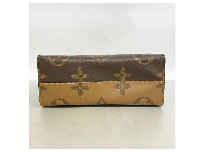 Saco Tote Louis Vuitton Monogram Giant Reverse OnTheGo GM Marrom - vista 3