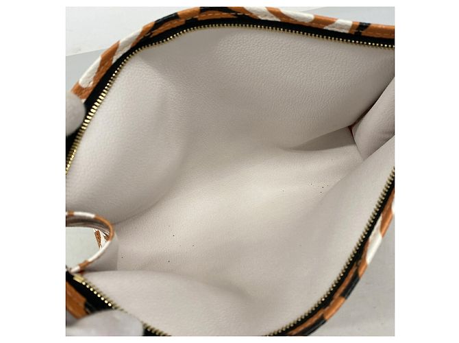 Louis Vuitton LV Crafty Pochette Toilette 26 Naranja - vista 4