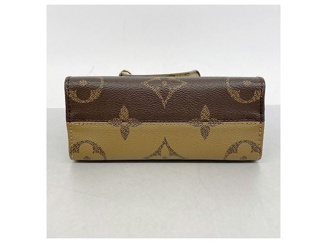 Bolsa Louis Vuitton Monogram Giant Reverse OnTheGo BB Marrom - vista 3