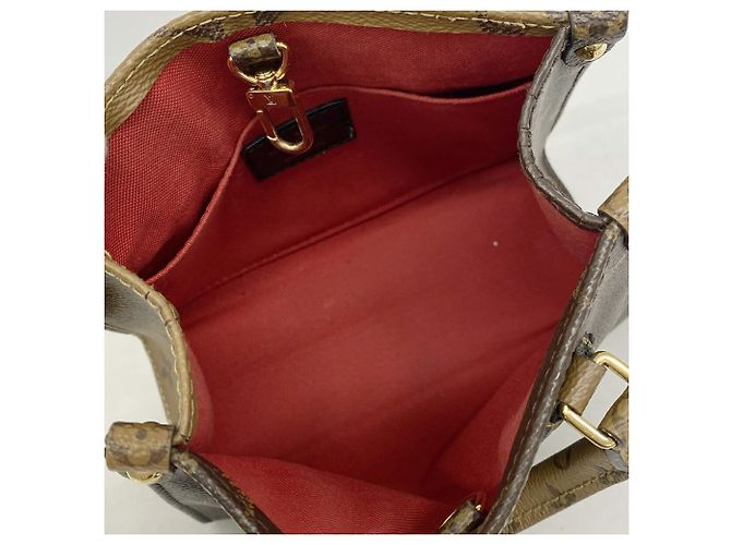 Bolsa Louis Vuitton Monogram Giant Reverse OnTheGo BB Marrom - vista 4
