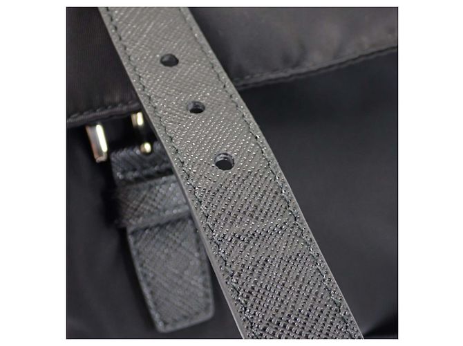 Sac messager Prada en Re-Nylon noir avec garnitures en Saffiano et double boucle - vue 10