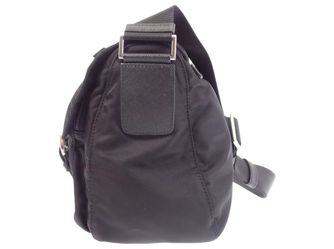 Sac messager Prada en Re-Nylon noir avec garnitures en Saffiano et double boucle - vue 12