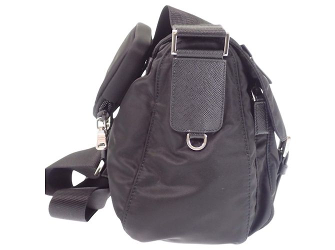 Sac messager Prada en Re-Nylon noir avec garnitures en Saffiano et double boucle - vue 13