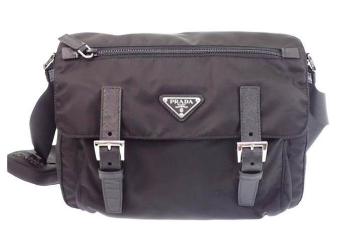 Sac messager Prada en Re-Nylon noir avec garnitures en Saffiano et double boucle - vue 15