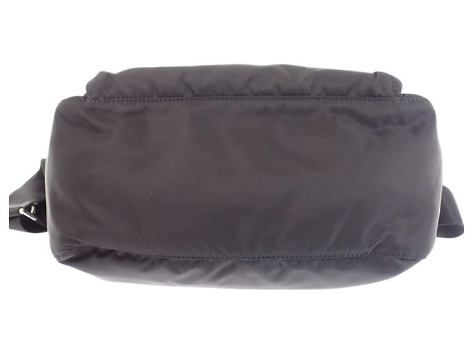 Sac messager Prada en Re-Nylon noir avec garnitures en Saffiano et double boucle - vue 3