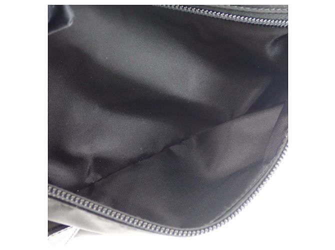 Sac messager Prada en Re-Nylon noir avec garnitures en Saffiano et double boucle - vue 9