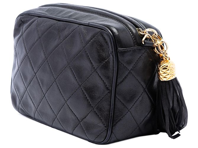 Bolsa Camera Chanel em pele de cordeiro acolchoada preta com tassel CC Preto - vista 2