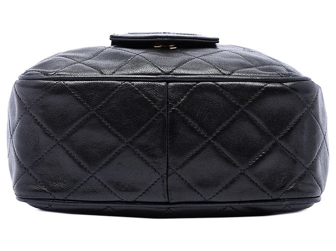 Bolsa Camera Chanel em pele de cordeiro acolchoada preta com tassel CC Preto - vista 3