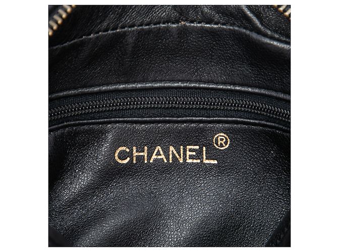 Bolsa Camera Chanel em pele de cordeiro acolchoada preta com tassel CC Preto - vista 5