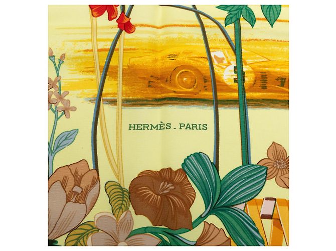 Pañuelo de seda Hermès Yellow Les Bolides 90 - vista 3