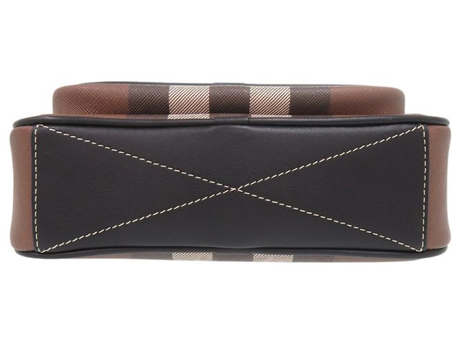 Bolsa de Ombro em Couro Burberry Paddy Nova Check Marrom Preto Branco - vista 4