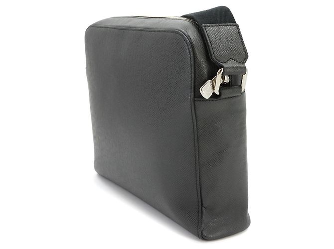 Bolsa de Ombro Louis Vuitton Taiga Anton PM Cinza - vista 3