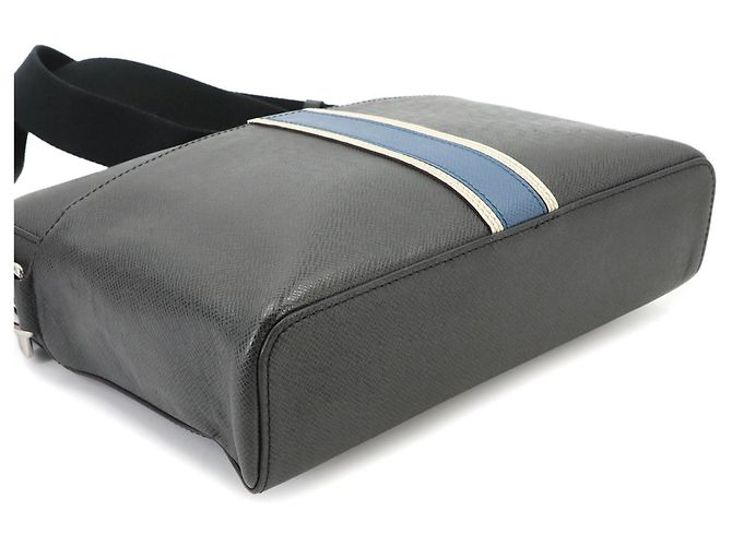 Bolsa de Ombro Louis Vuitton Taiga Anton PM Cinza - vista 4