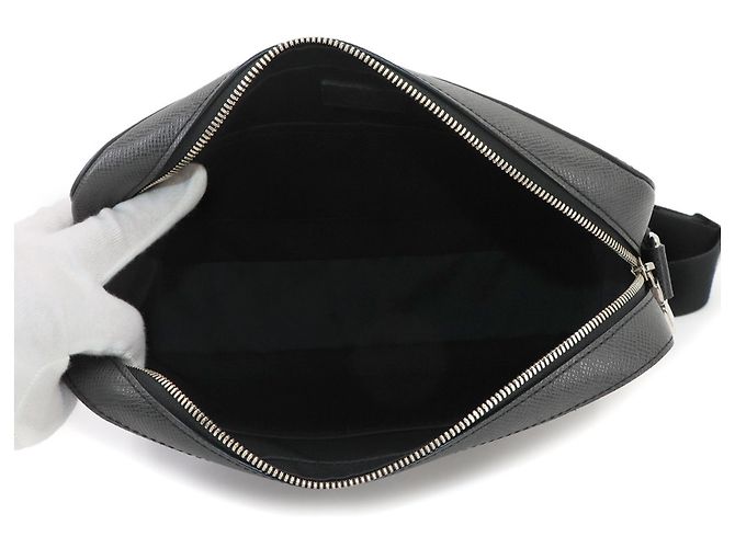 Bolsa de Ombro Louis Vuitton Taiga Anton PM Cinza - vista 6