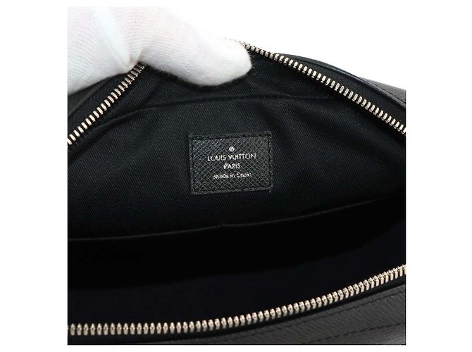 Bolsa de Ombro Louis Vuitton Taiga Anton PM Cinza - vista 7