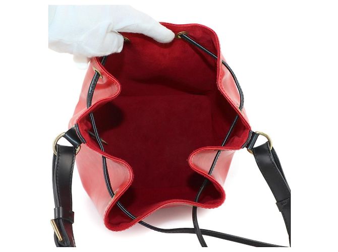 Borsa a tracolla Louis Vuitton Epi Petit Noe Nero Rosso - vista 6
