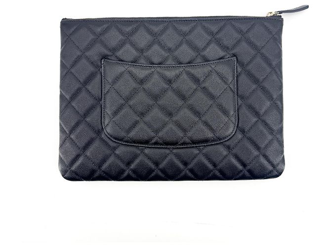 Chanel O Case Clutch Quilted Caviar Medium Preto - vista 2