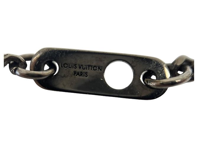 Louis Vuitton Collier LV Upside Down Necklace Metallic - view 6