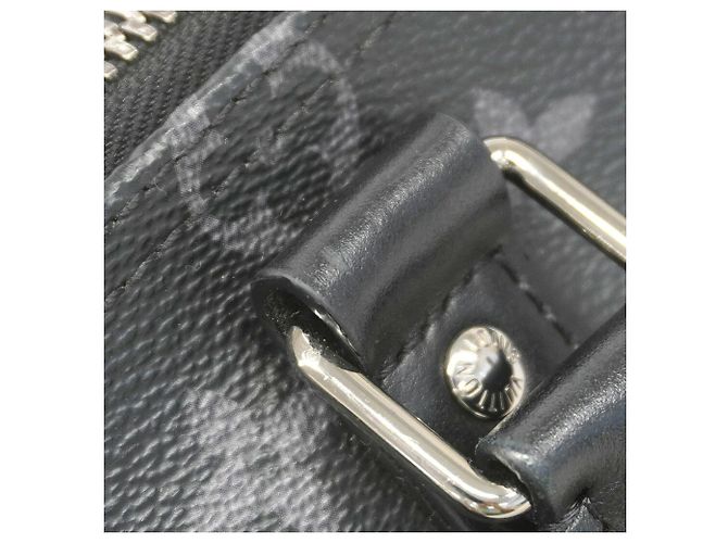 Bolsa Louis Vuitton Monogram Eclipse Reverse Keepall Bandoulière 25 Marrom Preto - vista 8