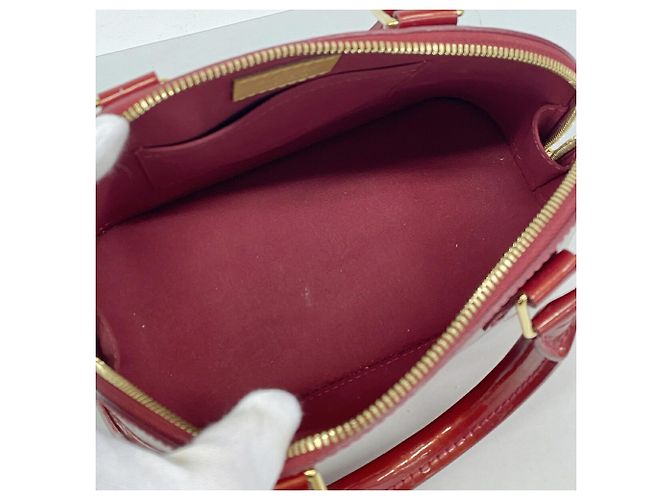 Bolso Louis Vuitton Alma BB Vernis Roja - vista 4