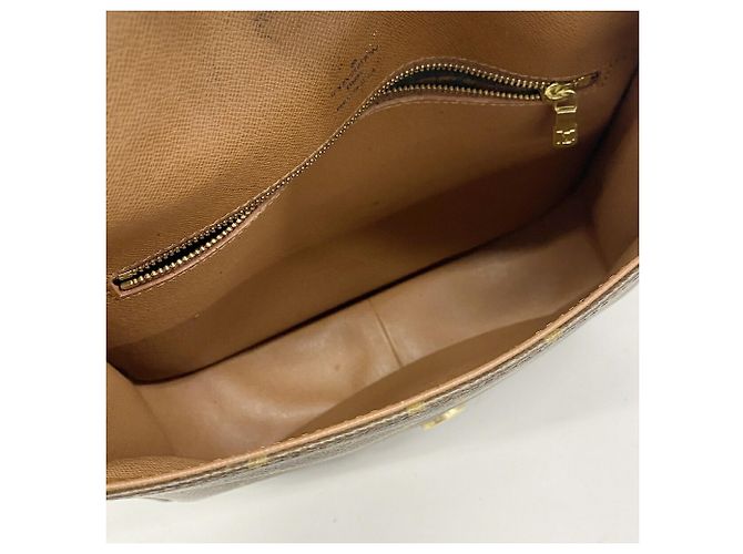 Bolsa de Ombro Louis Vuitton Monogram Saint Cloud GM Marrom - vista 4