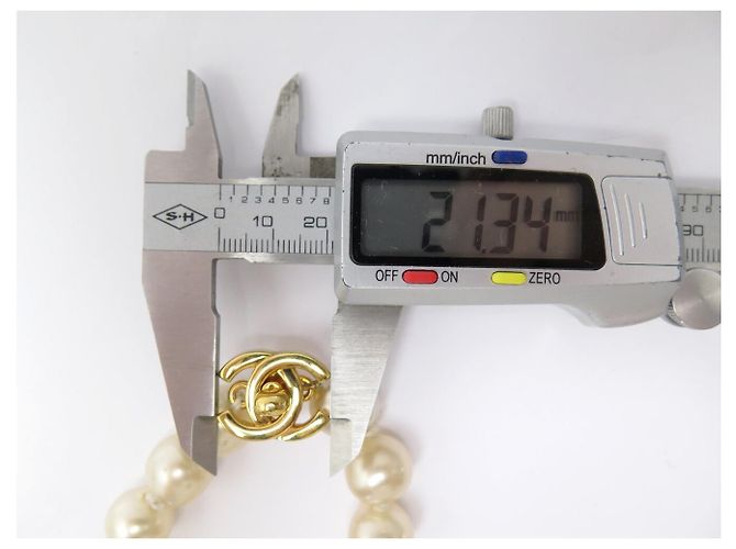 BRACCIALE VINTAGE CHANEL PERLE GRANDI CHIUSURA LOGO CC TIMELESS 1996 HUGE PEARLS D'oro - vista 10