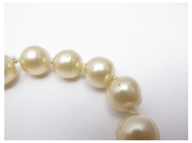 BRACCIALE VINTAGE CHANEL PERLE GRANDI CHIUSURA LOGO CC TIMELESS 1996 HUGE PEARLS D'oro - vista 12