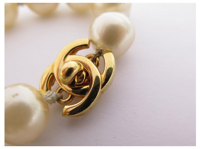 BRACCIALE VINTAGE CHANEL PERLE GRANDI CHIUSURA LOGO CC TIMELESS 1996 HUGE PEARLS D'oro - vista 13
