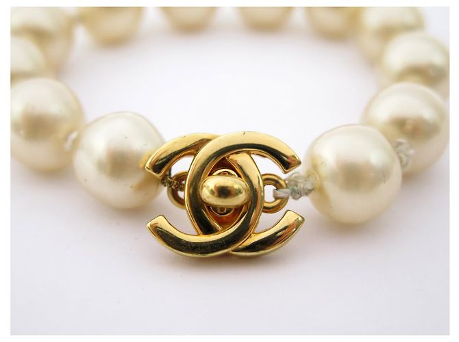 BRACCIALE VINTAGE CHANEL PERLE GRANDI CHIUSURA LOGO CC TIMELESS 1996 HUGE PEARLS D'oro - vista 2