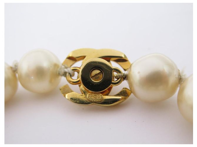 BRACCIALE VINTAGE CHANEL PERLE GRANDI CHIUSURA LOGO CC TIMELESS 1996 HUGE PEARLS D'oro - vista 4