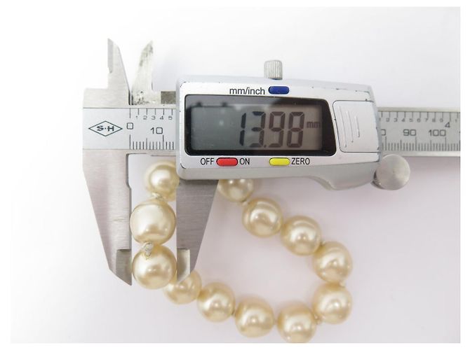 BRACCIALE VINTAGE CHANEL PERLE GRANDI CHIUSURA LOGO CC TIMELESS 1996 HUGE PEARLS D'oro - vista 9