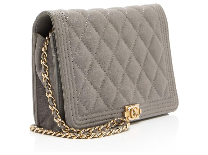 Chanel Boy Wallet on Chain en piel de becerro granulada Gris - vista 2