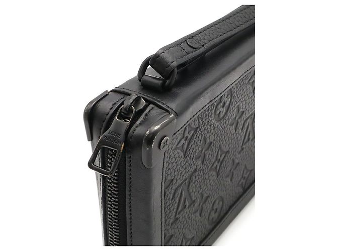 Clutch Soft Trunk Louis Vuitton Negro - vista 5
