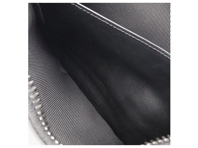 Clutch Soft Trunk Louis Vuitton Negro - vista 8