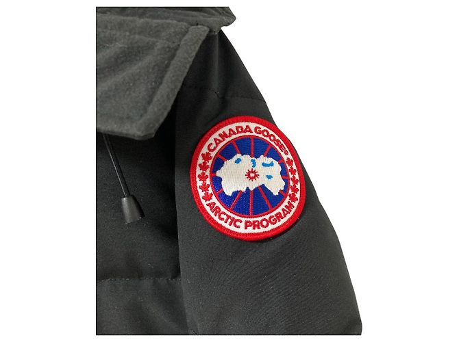 Canada Goose Mackenzie Parka Casaco de Penas Preto - vista 11