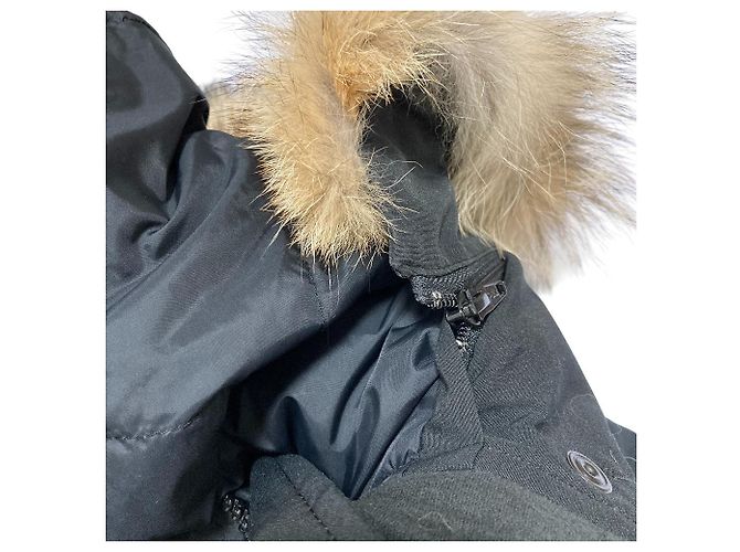 Canada Goose Mackenzie Parka Casaco de Penas Preto - vista 8