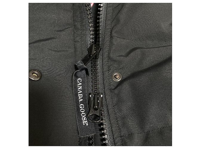 Canada Goose Mackenzie Parka Casaco de Penas Preto - vista 9