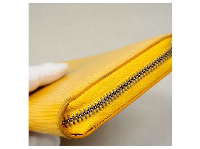 Portafoglio Louis Vuitton Epi Zippy in Mimosa - vista 7