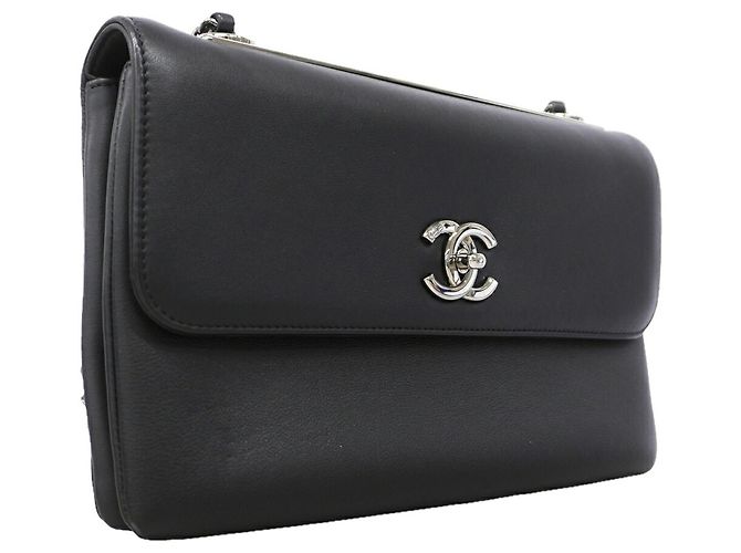 Bolsa de ombro Chanel em couro preto - vista 2