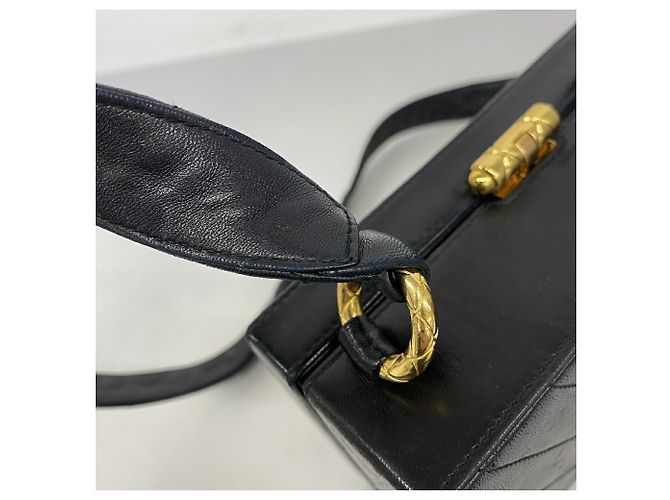 Chanel Schultertasche aus schwarzem Lammleder - Ansicht 9