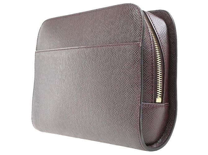 Louis Vuitton Pochette Baikal Clutch Cuir Taiga Bordeaux - vue 3