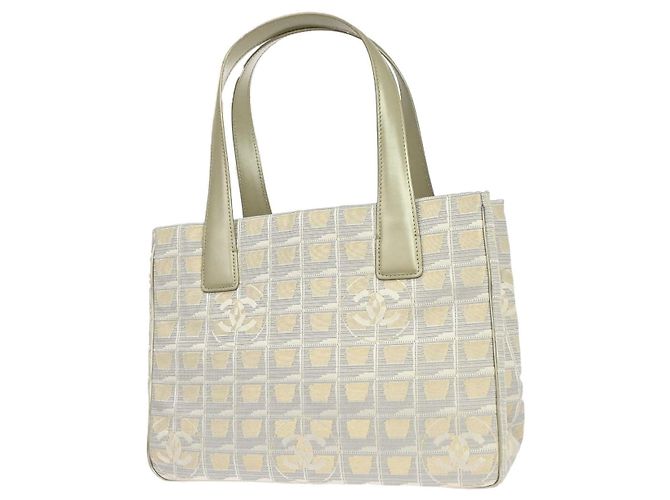 Chanel Travel Line Nylon Medium Dorado - vista 2