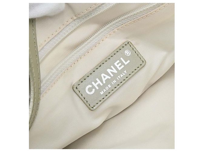 Chanel Travel Line Nylon Medium Dorado - vista 4