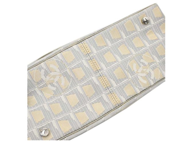 Chanel Travel Line Nylon Medium Dorado - vista 7