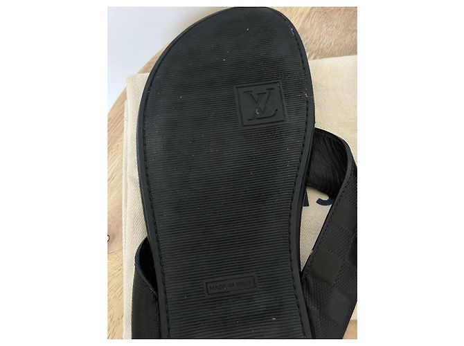 Louis Vuitton Sandali Thong in Pelle Nera Nero - vista 14
