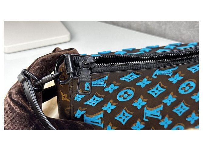 Louis Vuitton Triangle Messenger Blue Tuffetage Umhängetasche Braun Blau - Ansicht 8