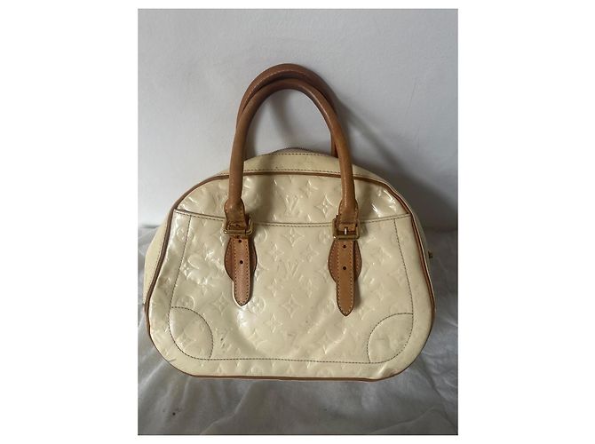 Louis Vuitton Monogram Vernis Alma PM Bege - vista 3
