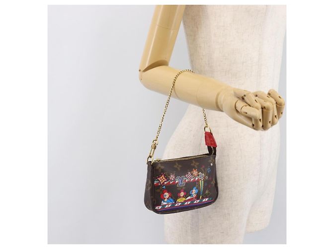 LOUIS VUITTON Vivienne Mini Pochette Accessoires Pouch M69976 LV Auth 206936SAM Monogramma - vista 21