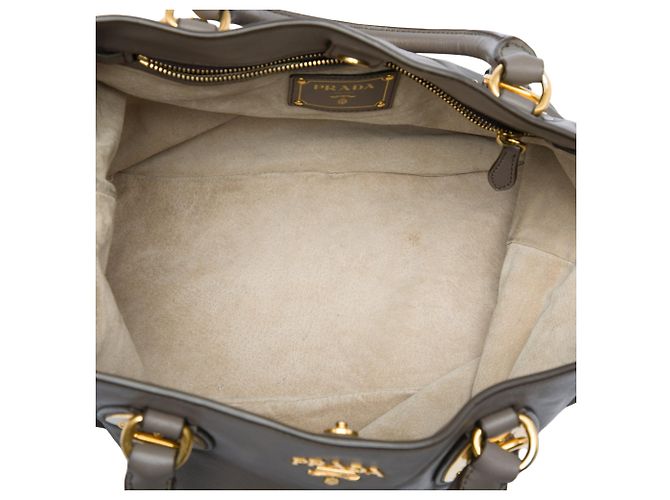 Tote Borsa Shopping convertible aperta Prada in vitello morbido grigio - vista 4