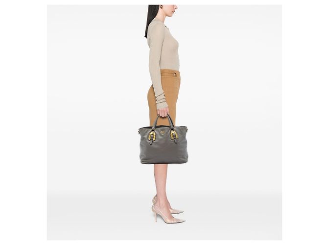 Tote Borsa Shopping convertible aperta Prada in vitello morbido grigio - vista 5